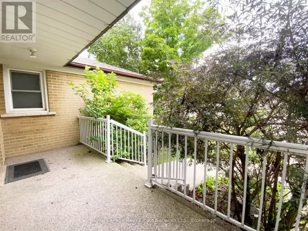 Oakville (wo West), ON L6L2E9,2072 BRIDGE ROAD