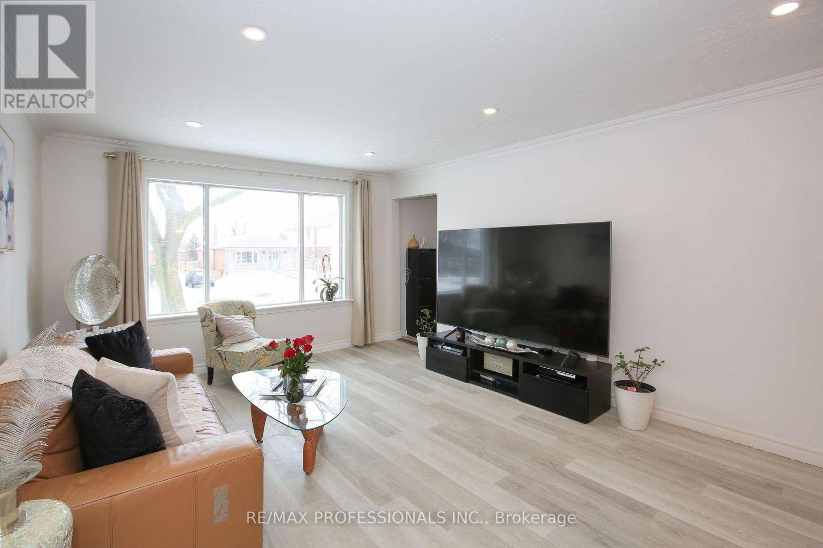 Toronto (islington-city Centre West), ON M8Z2B3,96 NORDIN AVENUE