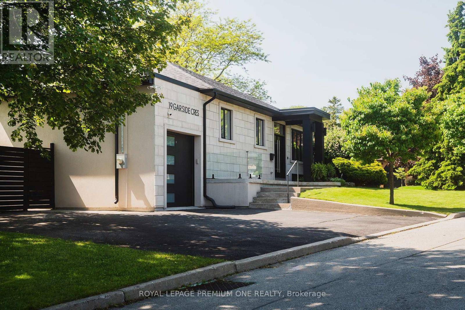 Toronto (brookhaven-amesbury), ON M6M2Z5,19 GARSIDE CRESCENT E