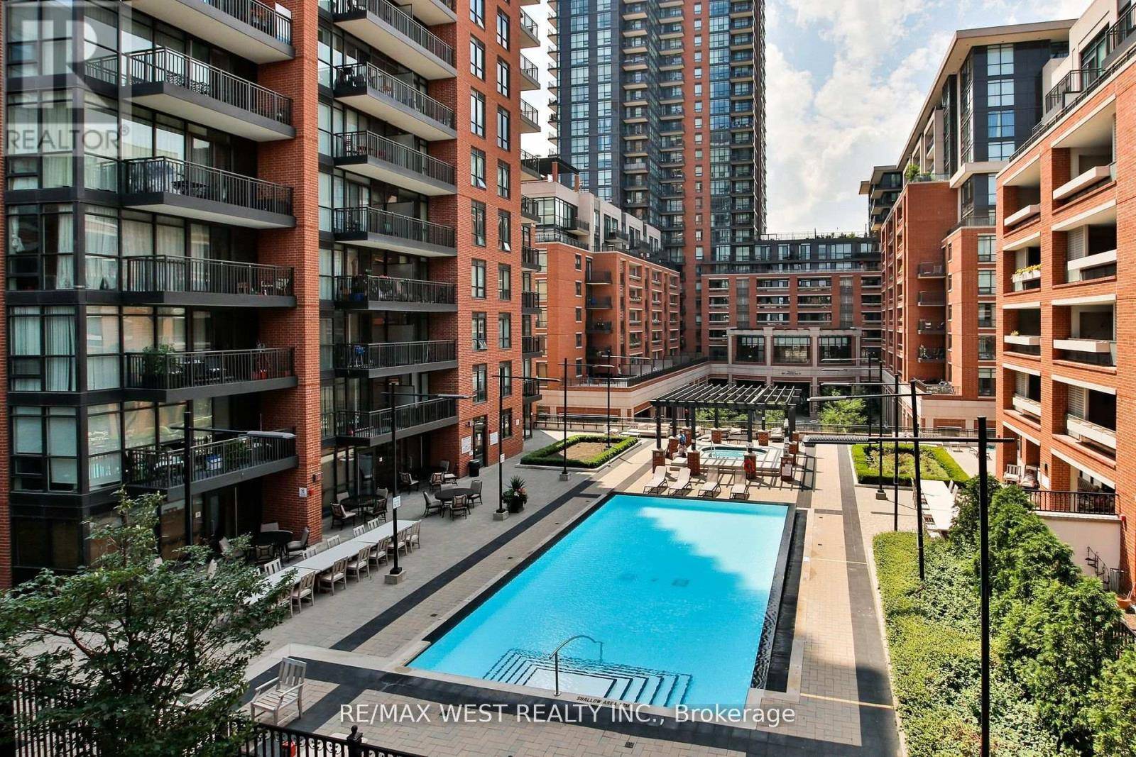 Toronto (yorkdale-glen Park), ON M6A0B7,36 Via Bagnato #643