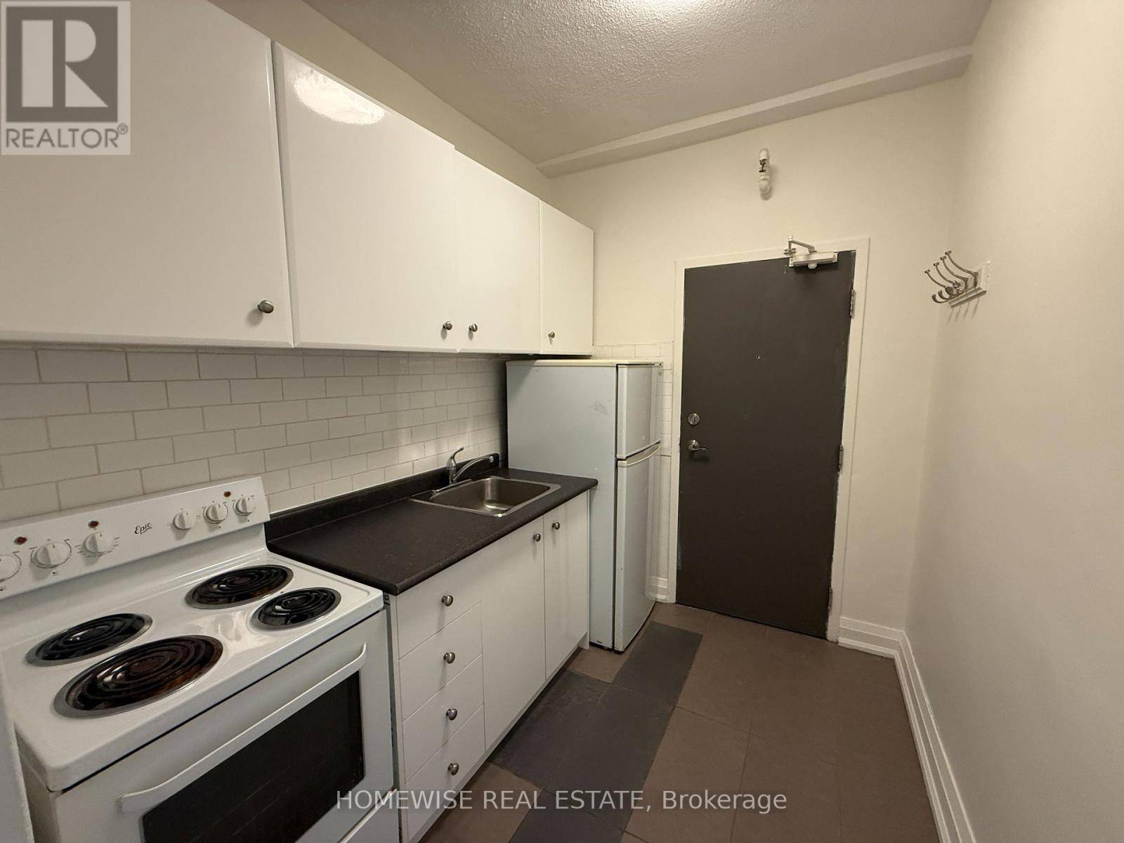 Toronto (south Parkdale), ON M6K3B7,1 Triller AVE #106