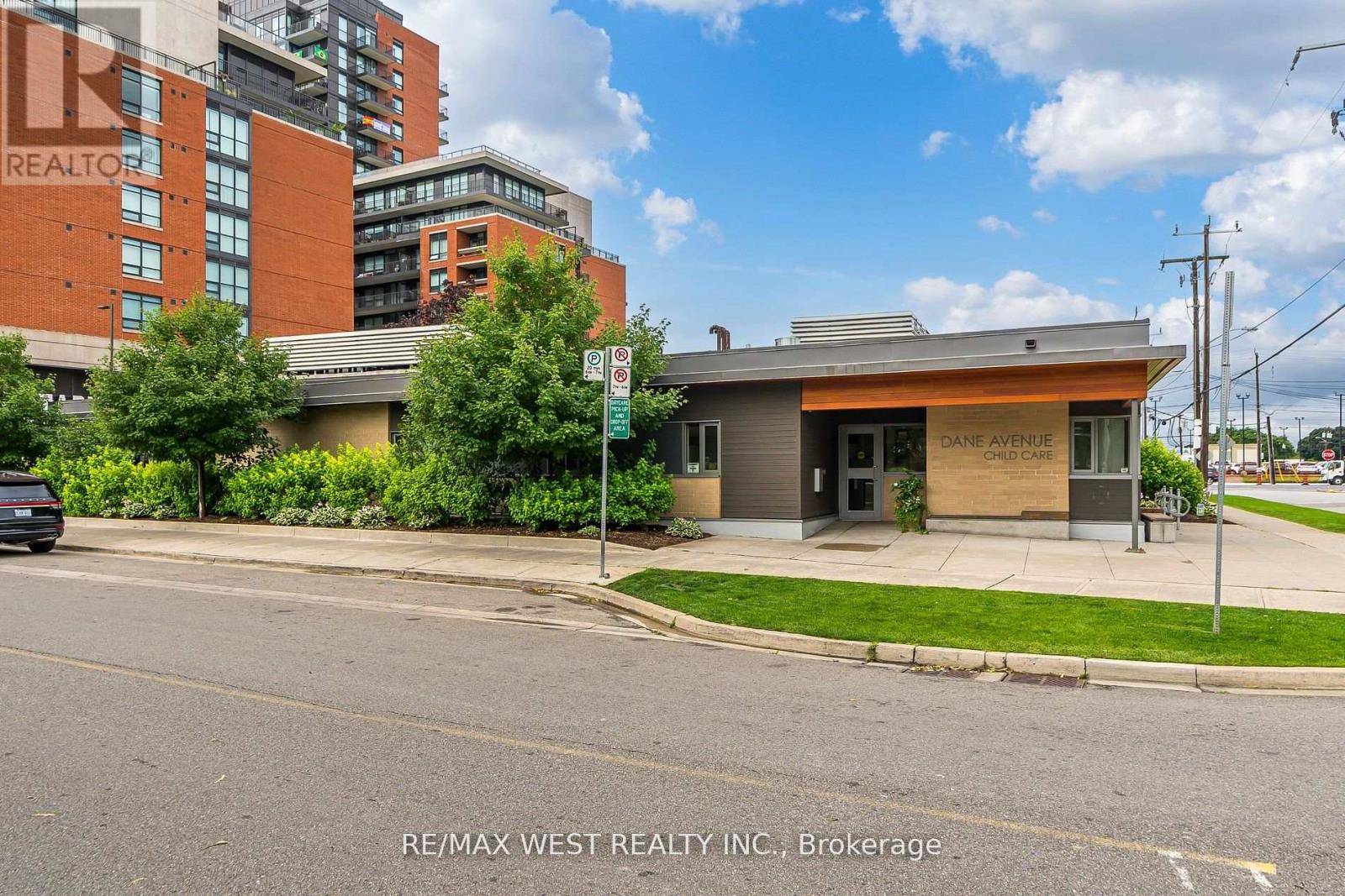 Toronto (yorkdale-glen Park), ON M6A1C3,830 Lawrence AVE #803