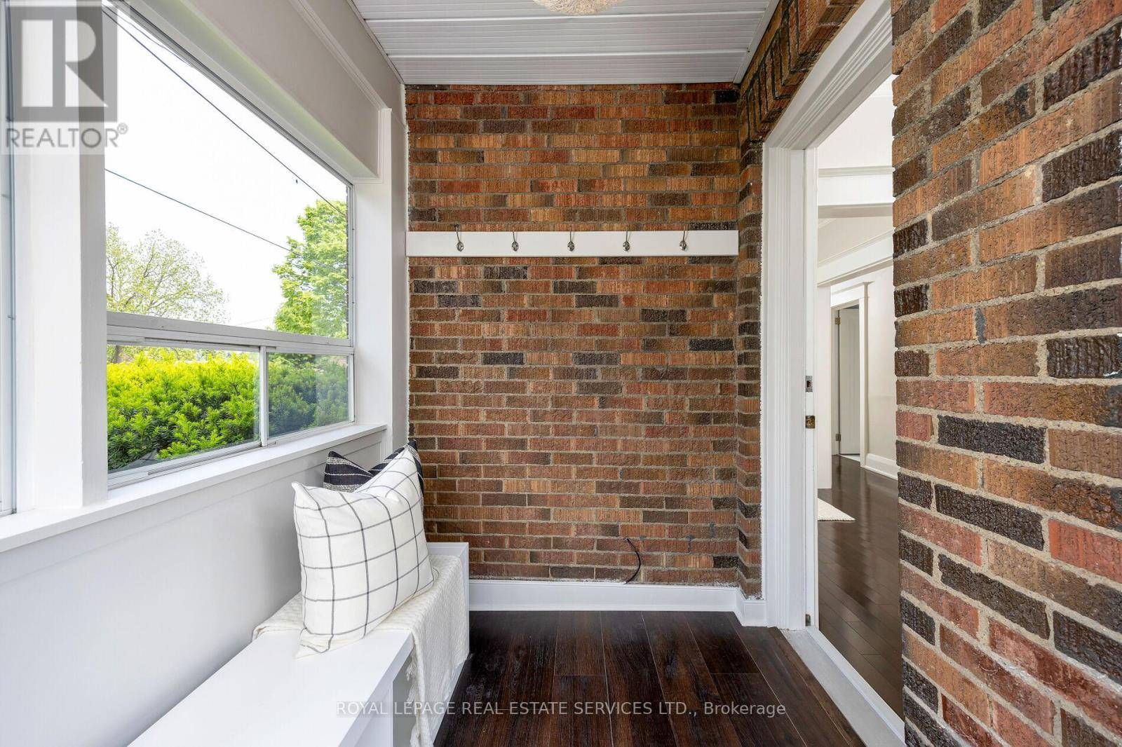 Toronto (stonegate-queensway), ON M8Y1L6,17 DANIELS STREET