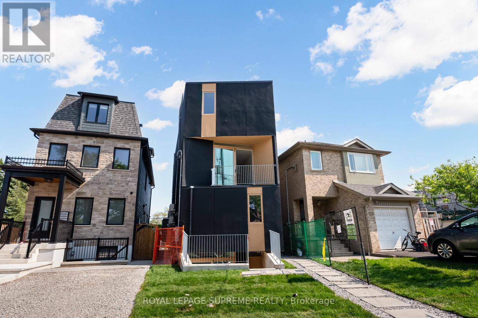Toronto (rockcliffe-smythe), ON M6N1W7,101 Bernice CRES #2
