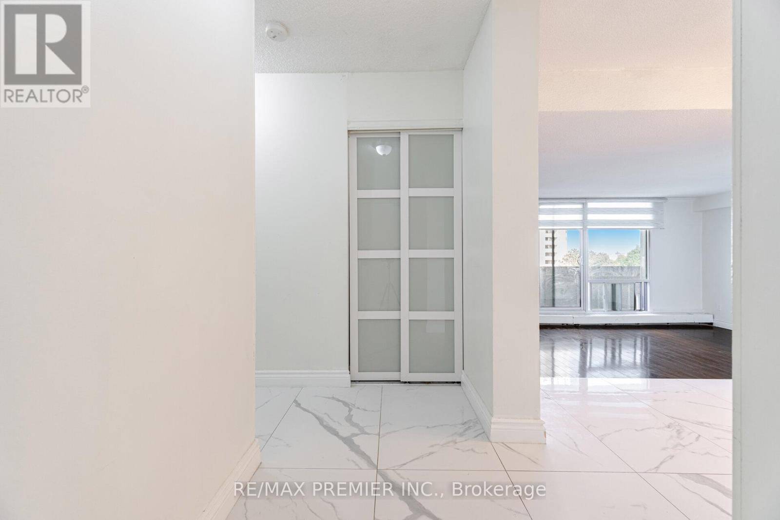 Toronto (black Creek), ON M3N2Y4,5 San Romanoway #402