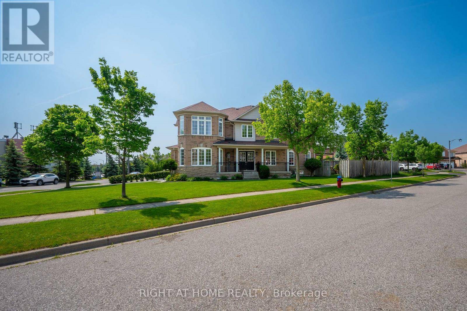 Oakville (wm Westmount), ON L6M5B1,2061 REDSTONE CRESCENT