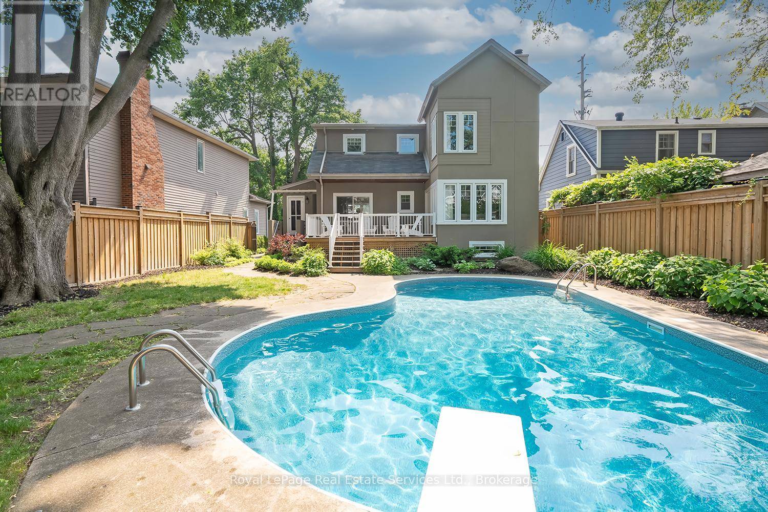 Oakville (oo Old Oakville), ON L6J3P2,247 ALLAN STREET