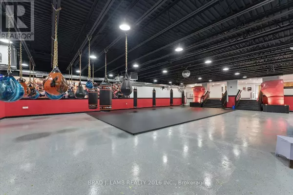 Toronto (roncesvalles), ON M6R1X6,2261 DUNDAS STREET W