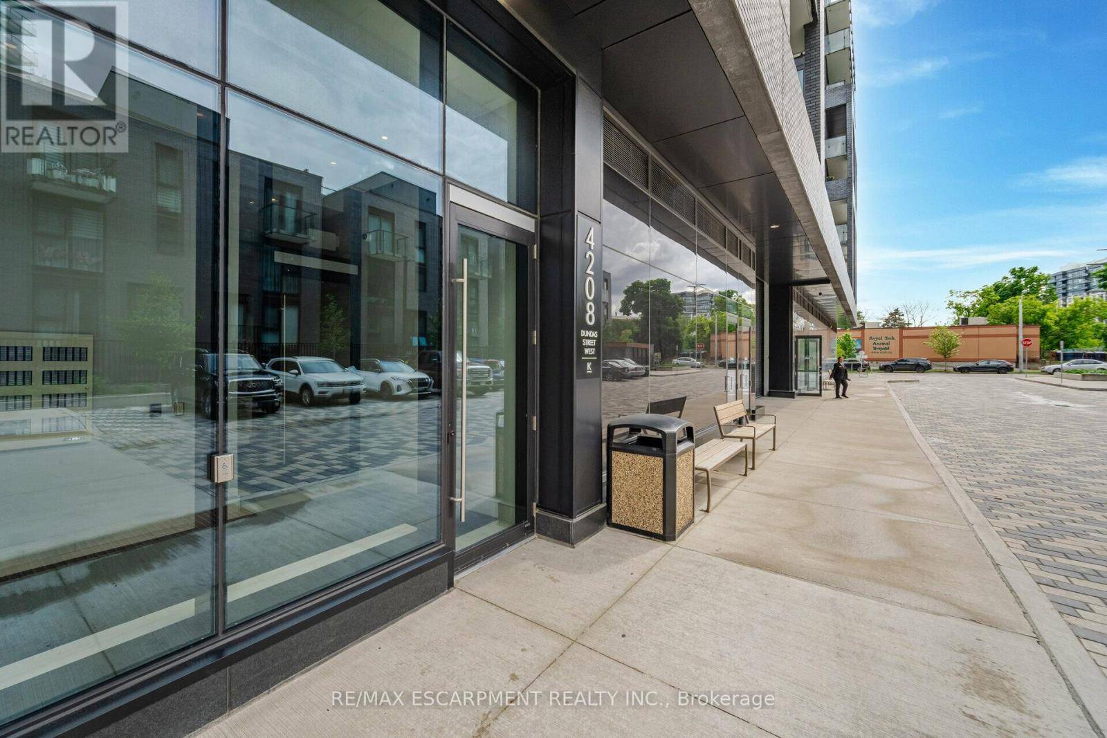 Toronto (edenbridge-humber Valley), ON M8X0B1,4208 Dundas ST West #201