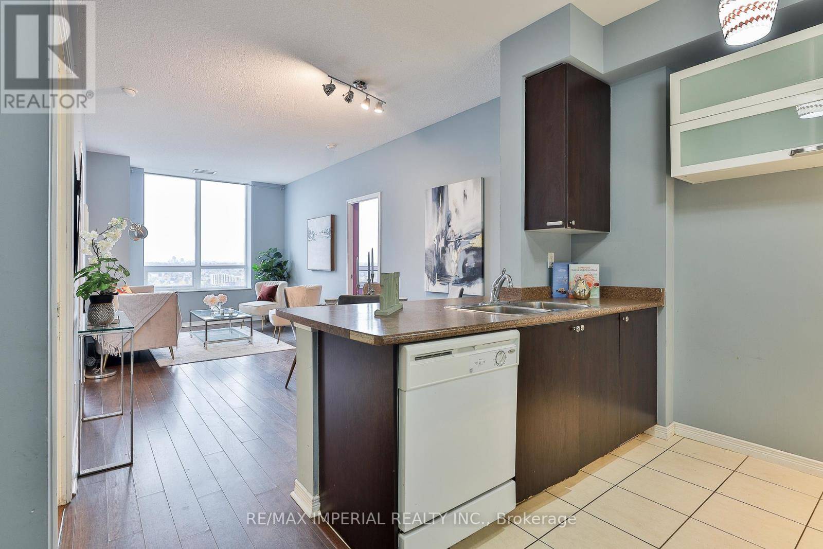 Toronto (junction Area), ON M6P5A1,60 Heintzman ST #2403