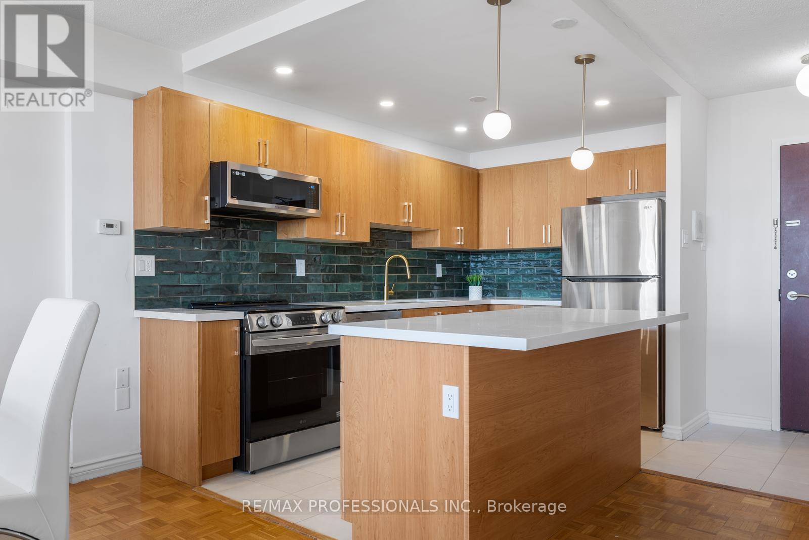 Toronto (briar Hill-belgravia), ON M6B1K1,360 Ridelle AVE #2107