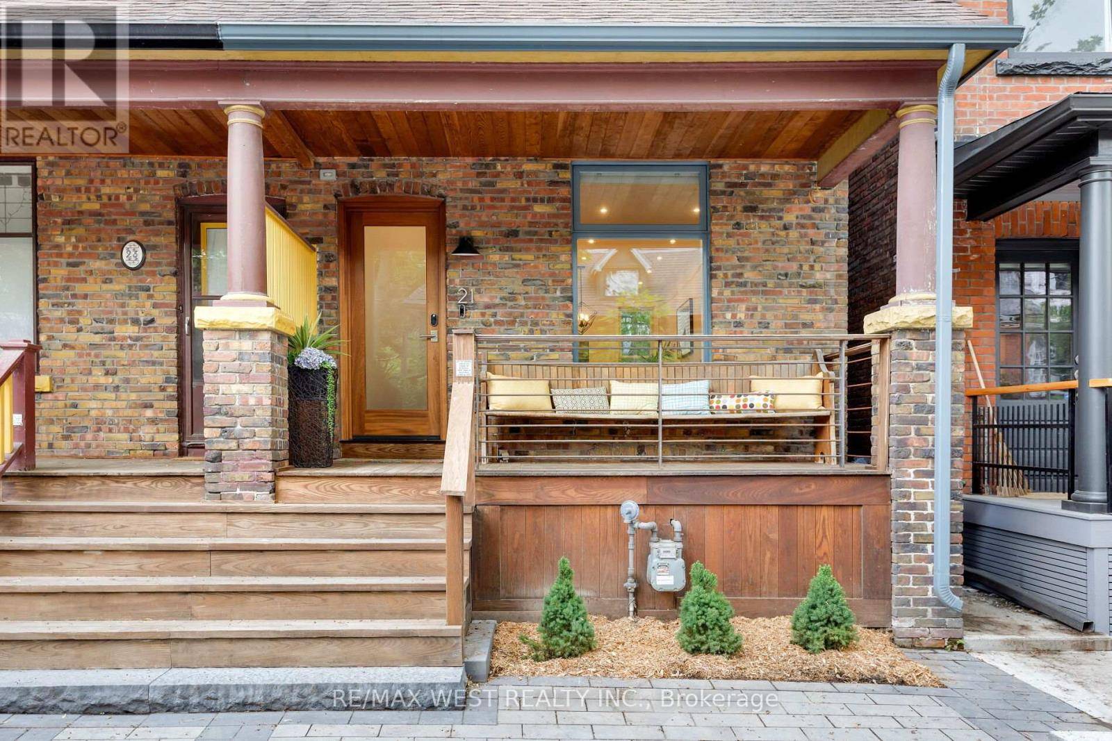Toronto (south Parkdale), ON M6K2N1,21 COWAN AVENUE