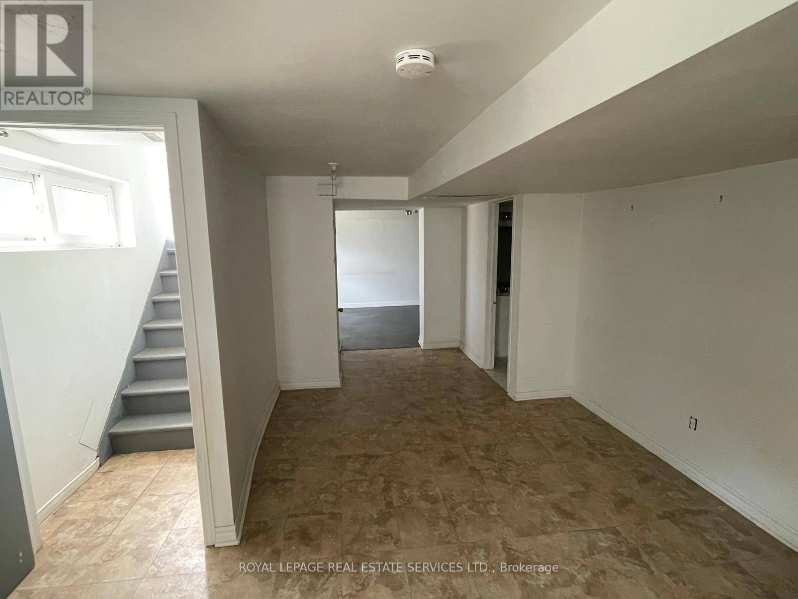 Oakville (wo West), ON L6L4G7,522 WEYNWAY COURT