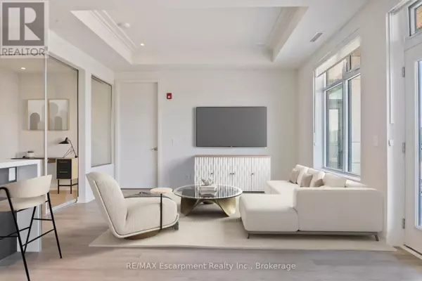 Oakville (co Central), ON L6K2W6,123 Maurice DR #406