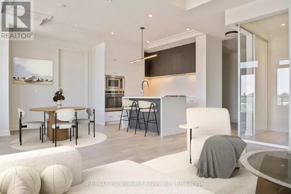 Oakville (co Central), ON L6K2W6,123 Maurice DR #406