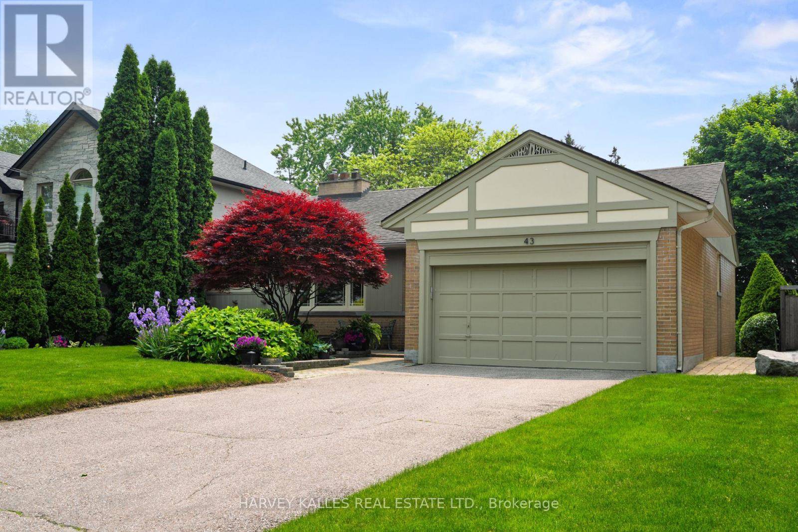 Toronto (edenbridge-humber Valley), ON M9A3C8,43 HARTFIELD ROAD