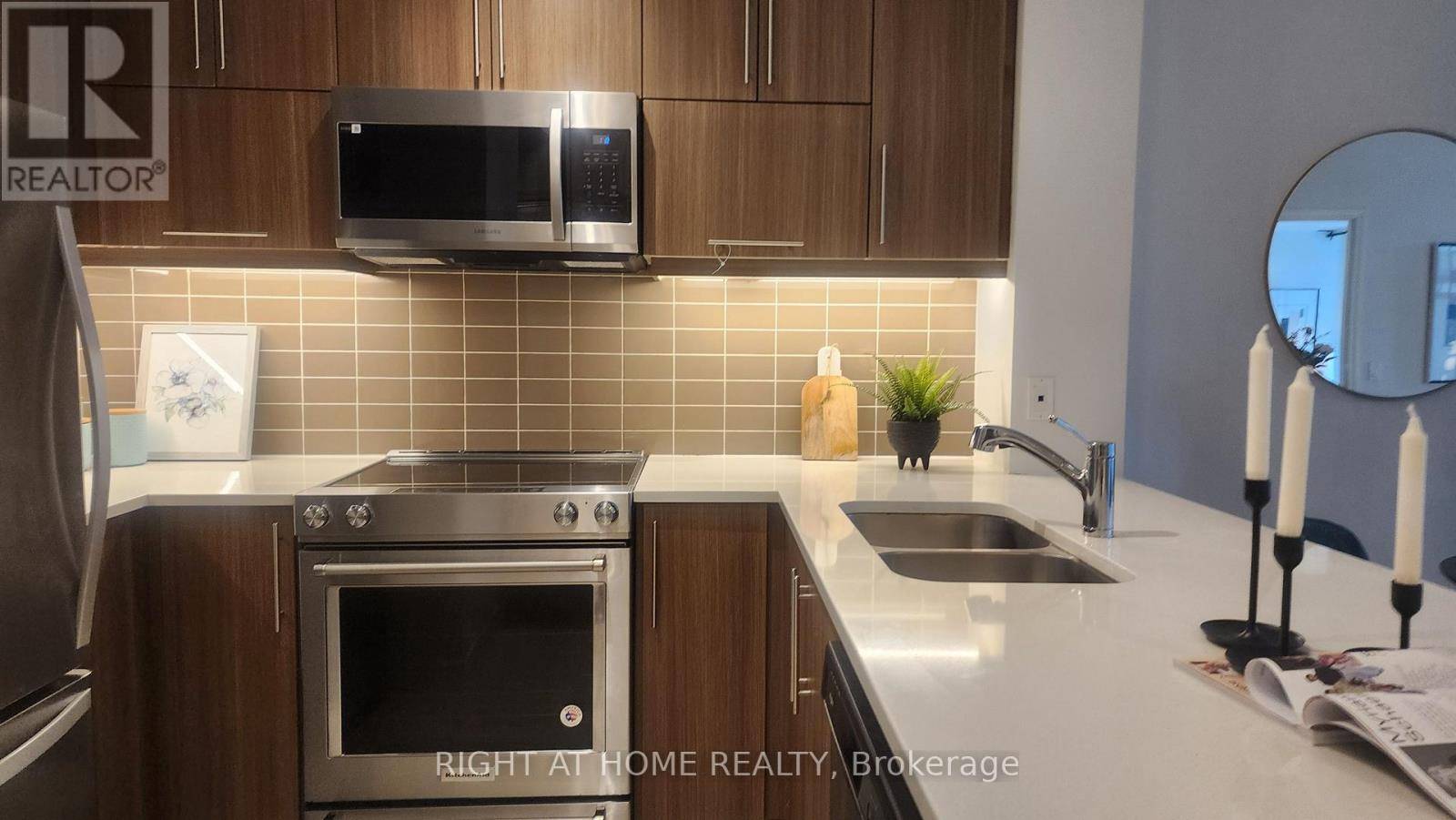 Toronto (mimico), ON M8V0C5,39 Annie Craig DR #803