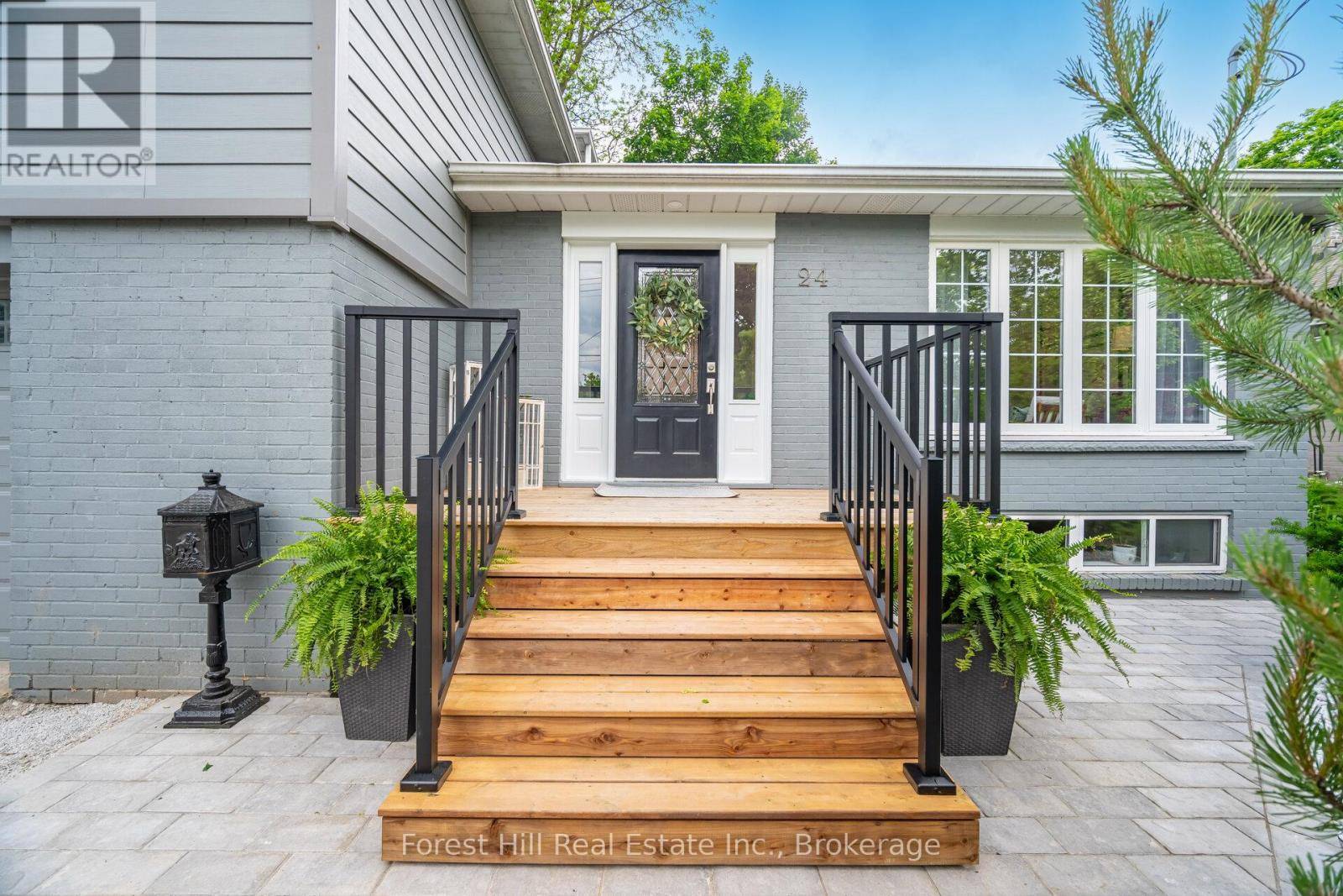 Toronto (eringate-centennial-west Deane), ON M9B5W2,24 UPMINSTER CRESCENT