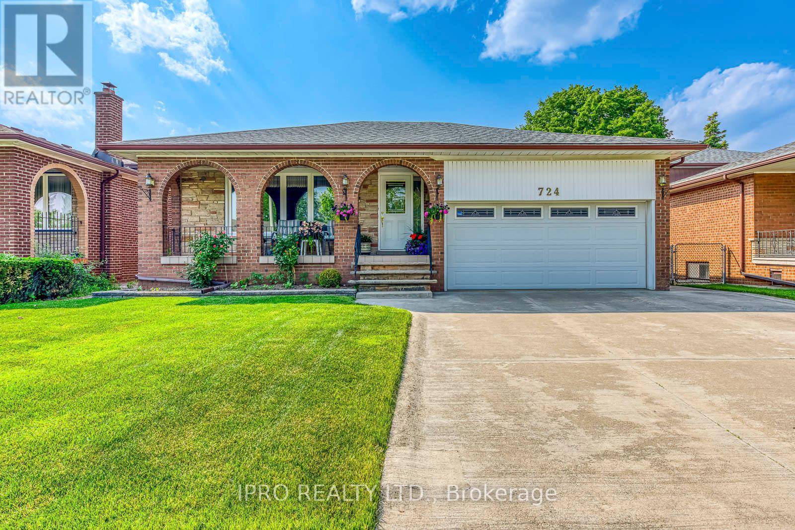 Mississauga (mississauga Valleys), ON L5A2C9,724 EVERSLEY DRIVE