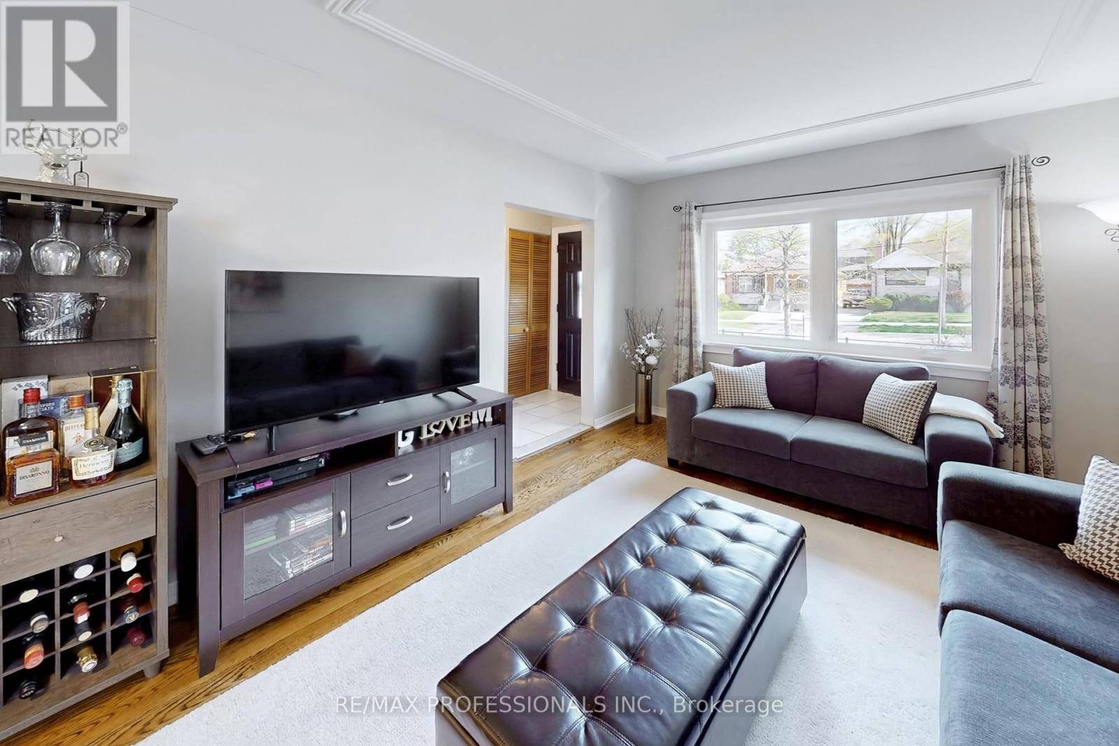 Toronto (humber Heights), ON M9P2J3,24 BRAEBURN AVENUE