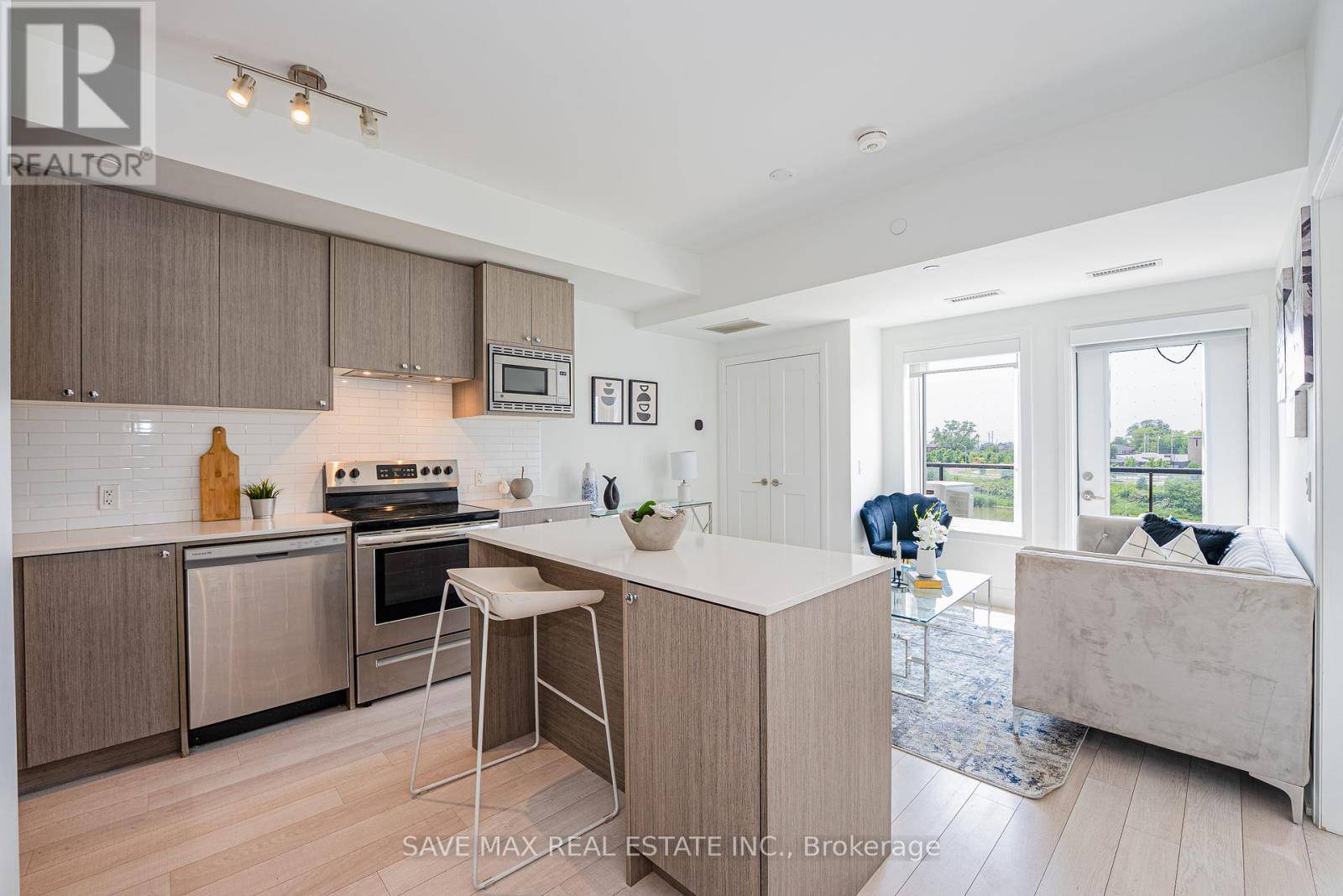 Toronto (downsview-roding-cfb), ON M3K0E3,155 Downsview Park BLVD #215