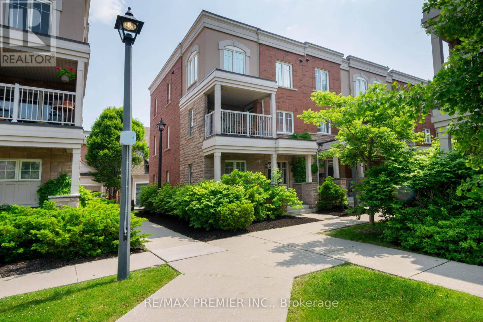 365 Murray Ross Pkwy #28, Toronto (york University Heights), ON M3J3T7