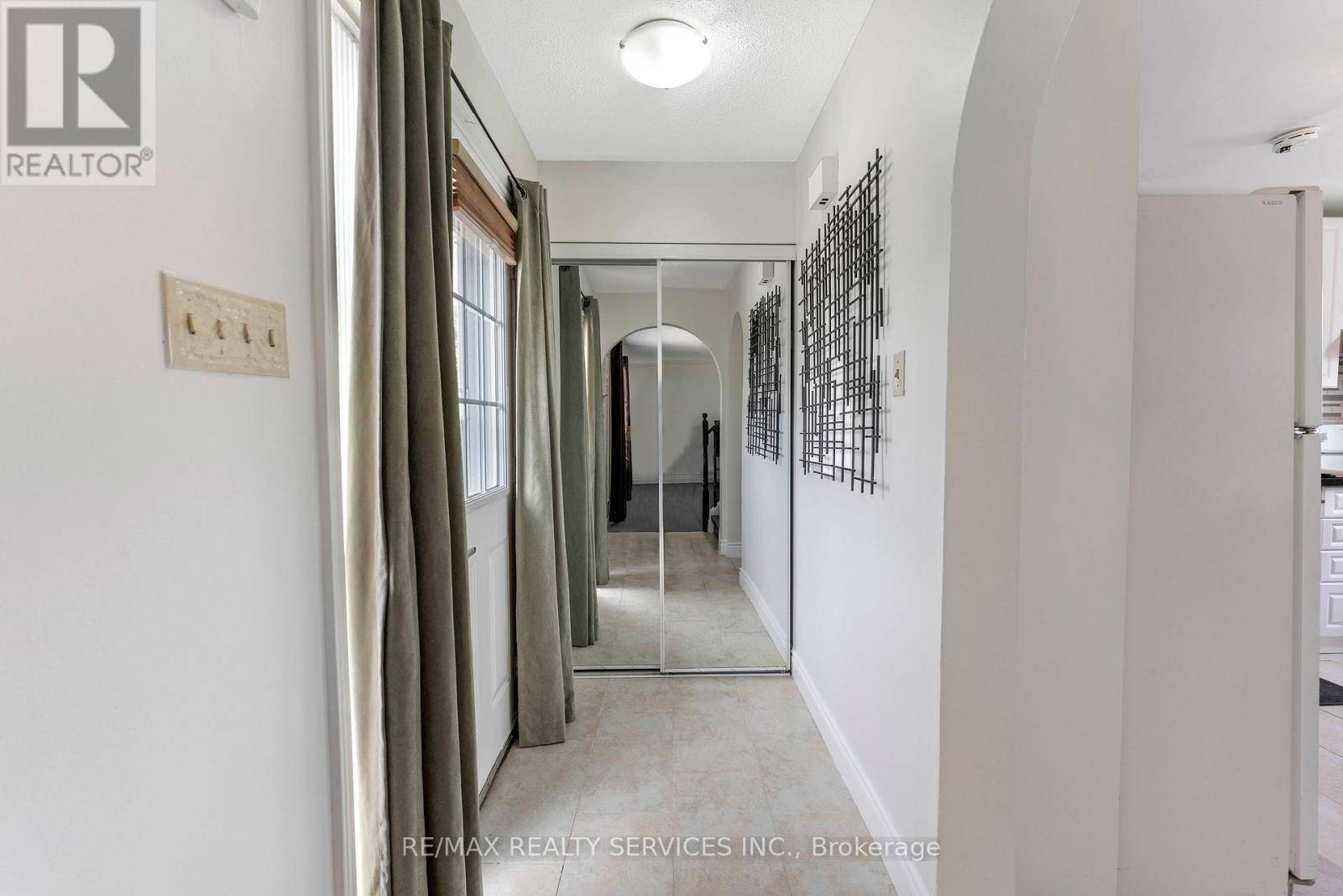 Brampton (central Park), ON L6S1N9,8 HEATHERSIDE COURT S