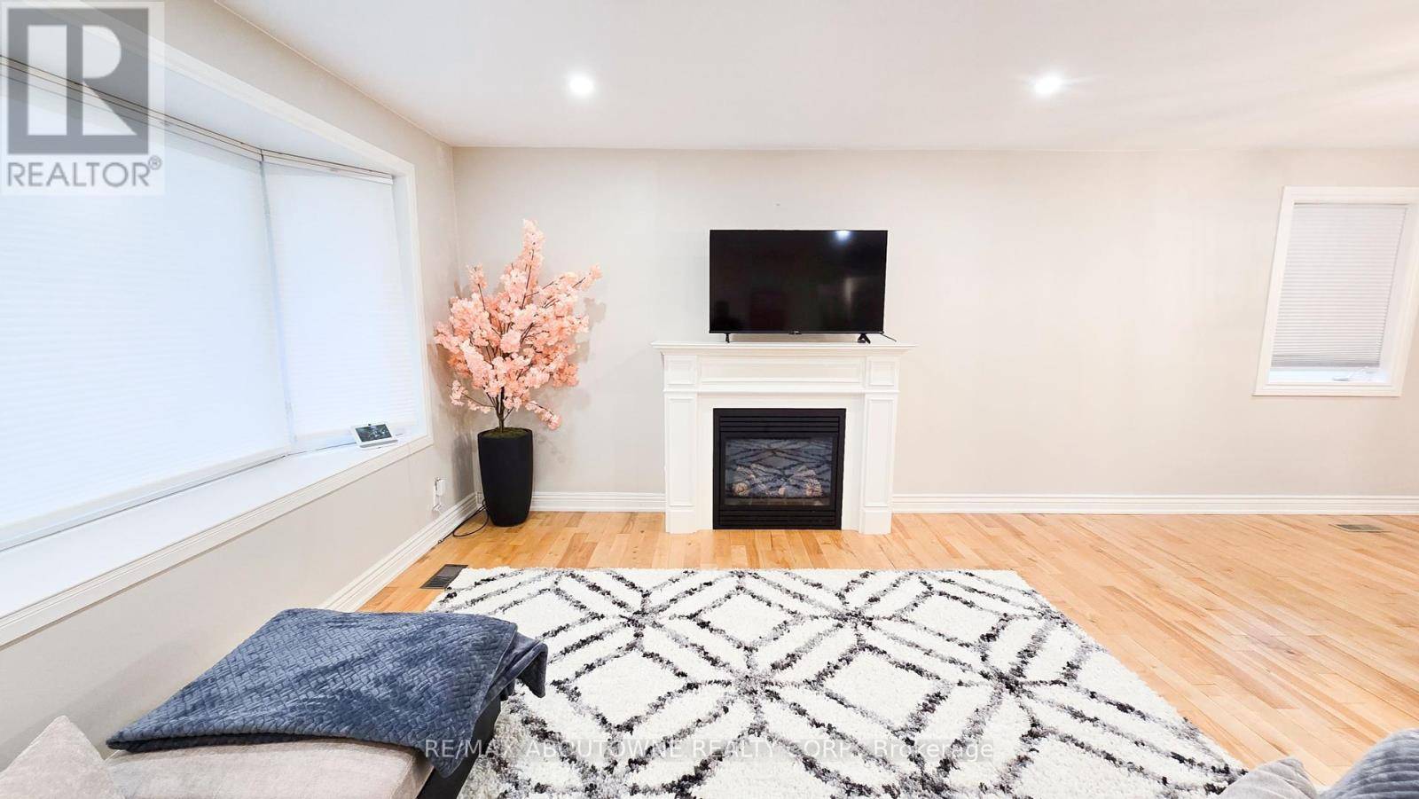 Oakville (wo West), ON L6L4V9,583 TAPLOW CRESCENT