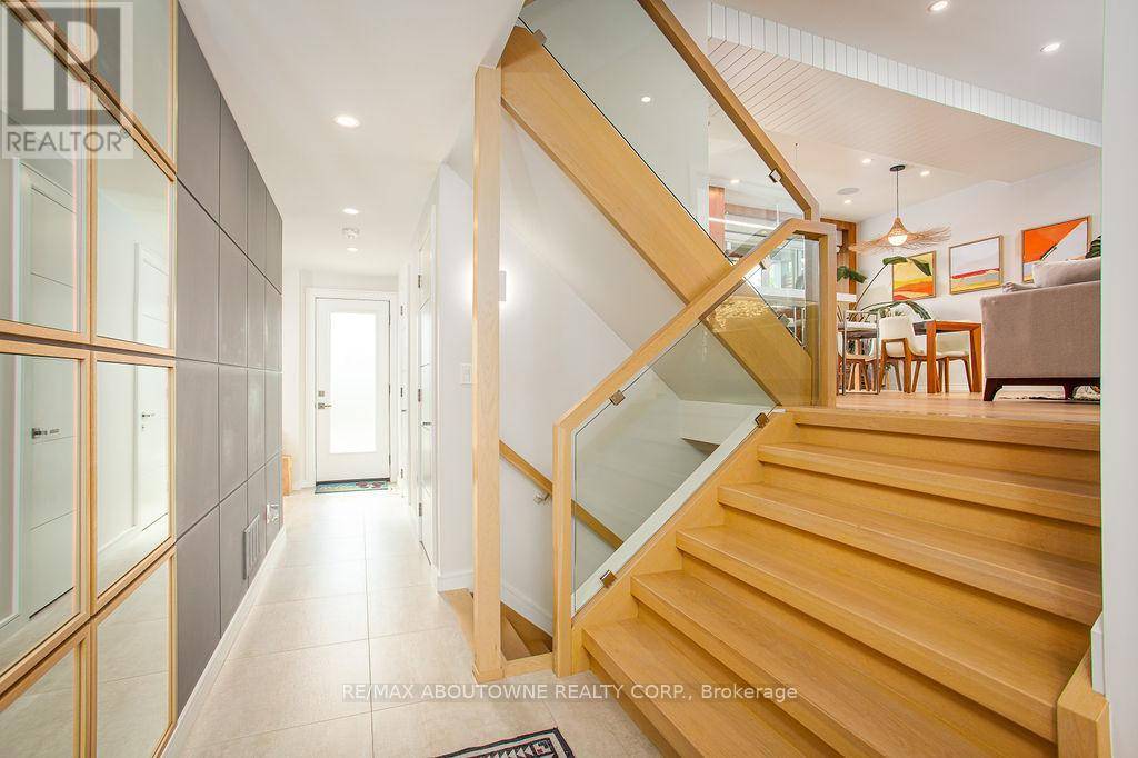 Oakville (co Central), ON L6K2B1,230 ELMWOOD ROAD