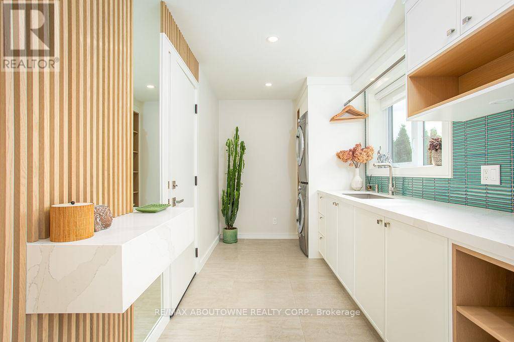 Oakville (co Central), ON L6K2B1,230 ELMWOOD ROAD