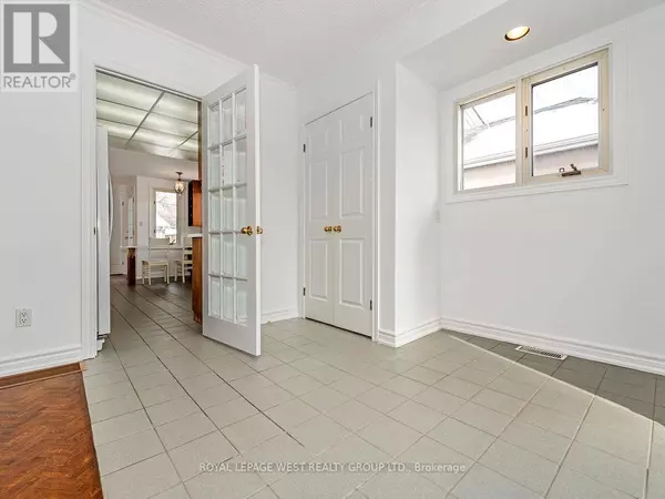 Toronto (humber Heights), ON M9P1V7,42 TILDEN CRESCENT N
