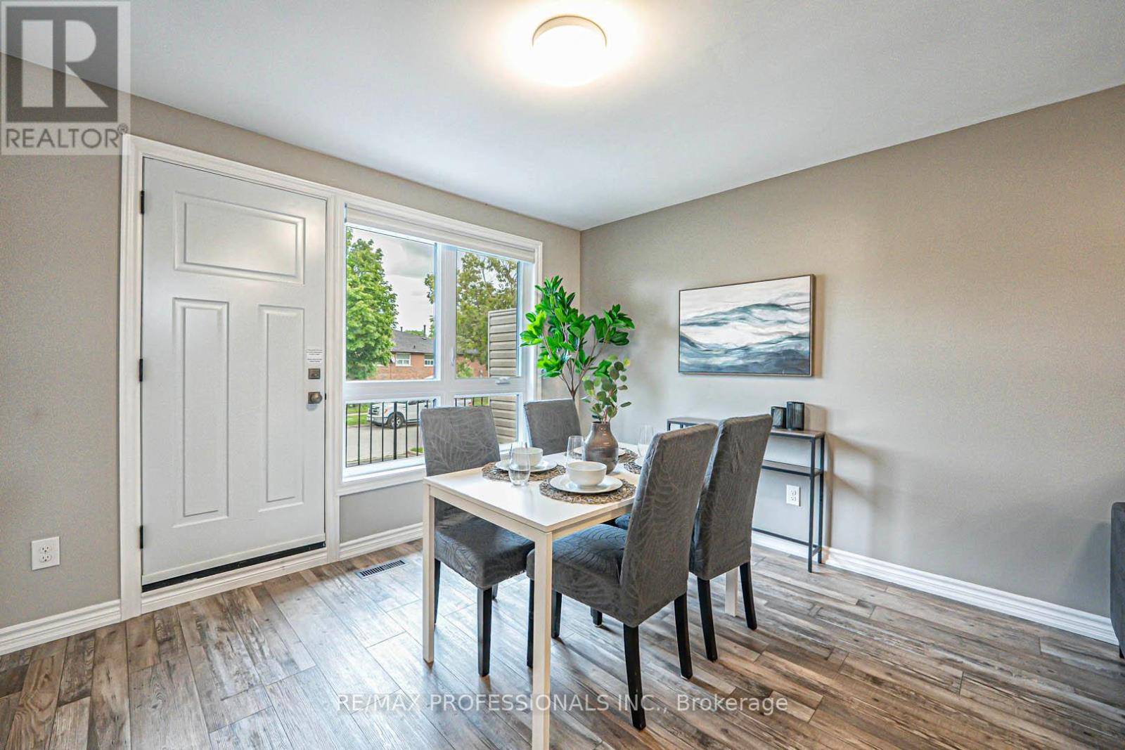 Mississauga (clarkson), ON L5J2Y2,794 EMBASSY AVENUE