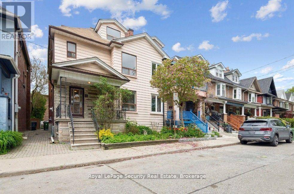 Toronto (dovercourt-wallace Emerson-junction), ON M6H1W2,38 FERNBANK AVENUE