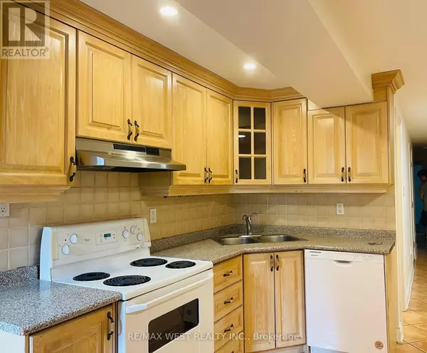 Toronto (junction Area), ON M6N3C6,94A MULOCK AVENUE