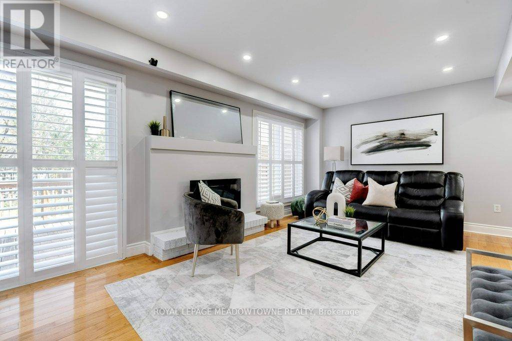 Mississauga (streetsville), ON L5M1M2,336 Queen ST South #10