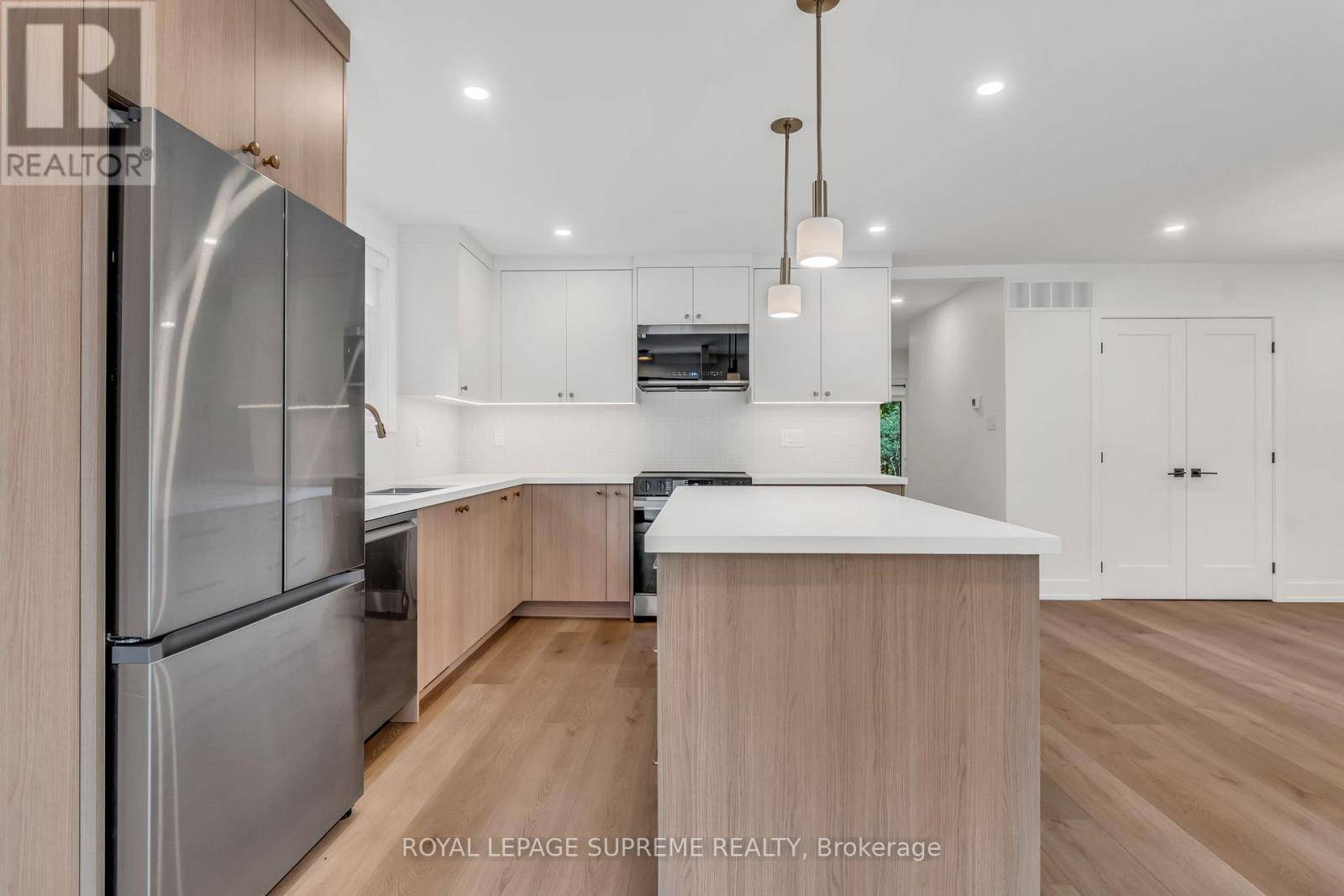 Oakville (oo Old Oakville), ON L6J2K6,485 Anthony DR #Upper