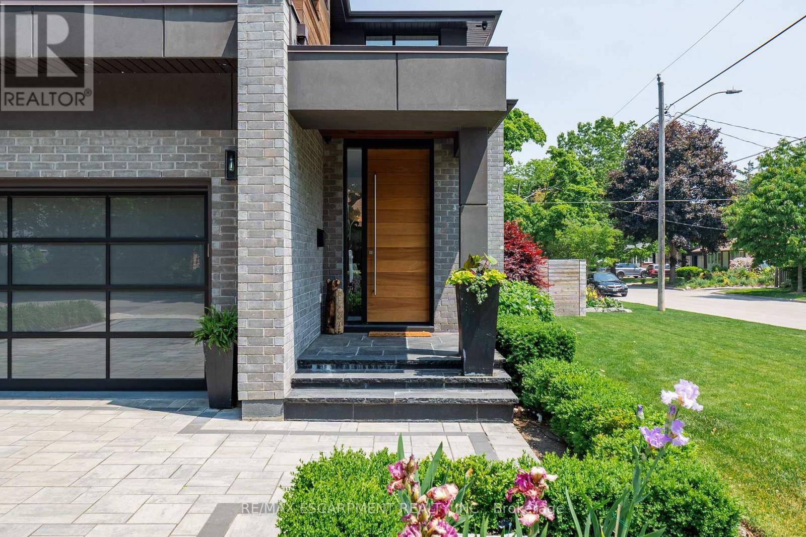 Mississauga (port Credit), ON L5G3W2,33 WENONAH DRIVE