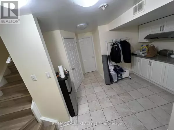 Toronto (york University Heights), ON M3J0B6,16 BOAKE STREET