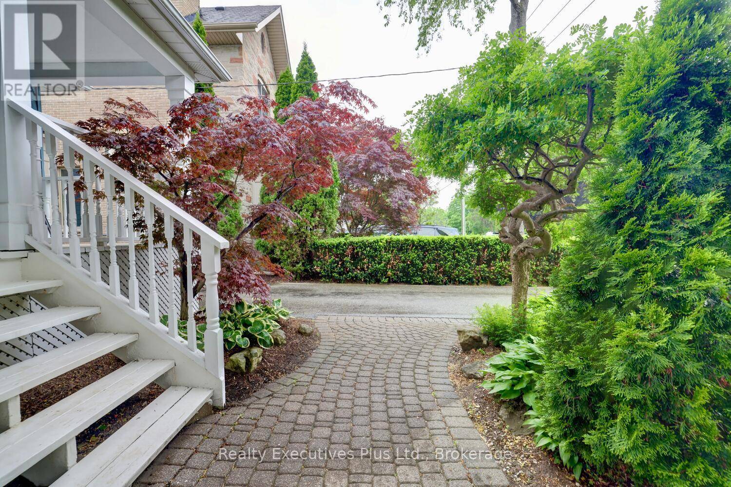 Oakville (oo Old Oakville), ON L6J2J9,322 PINE AVENUE