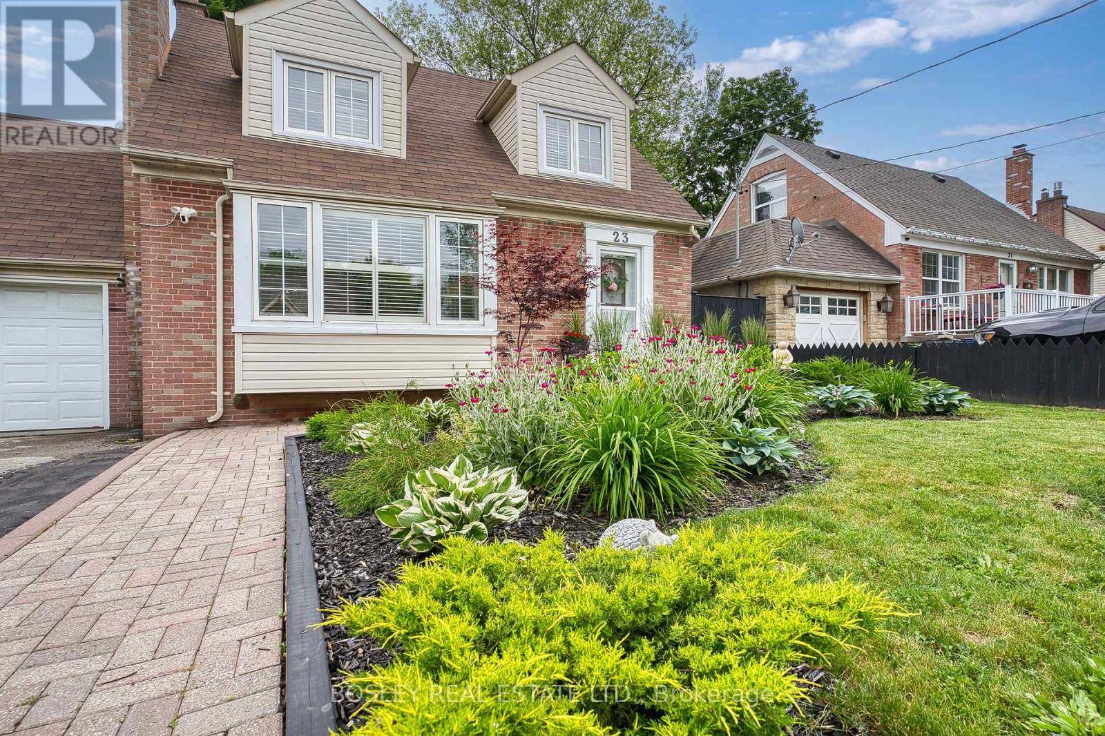 Toronto (humberlea-pelmo Park), ON M9N2Z5,23 FARNSWORTH DRIVE