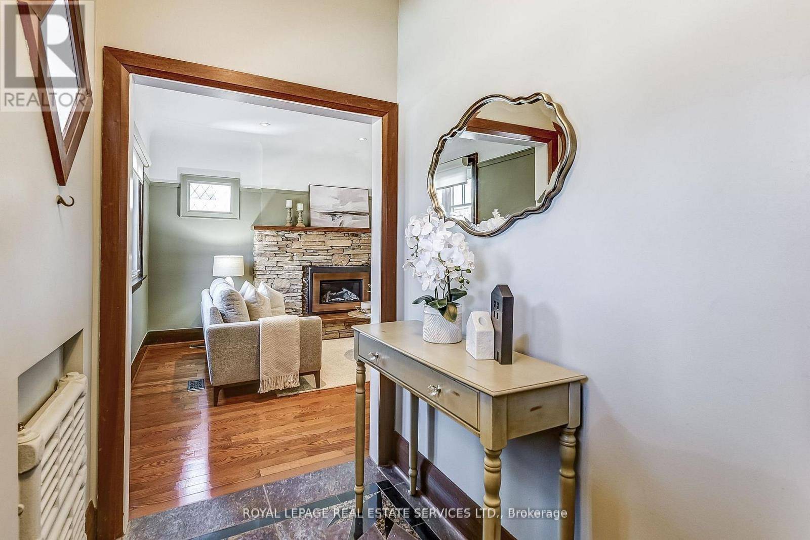 Toronto (runnymede-bloor West Village), ON M6S1V8,157 COLBECK STREET