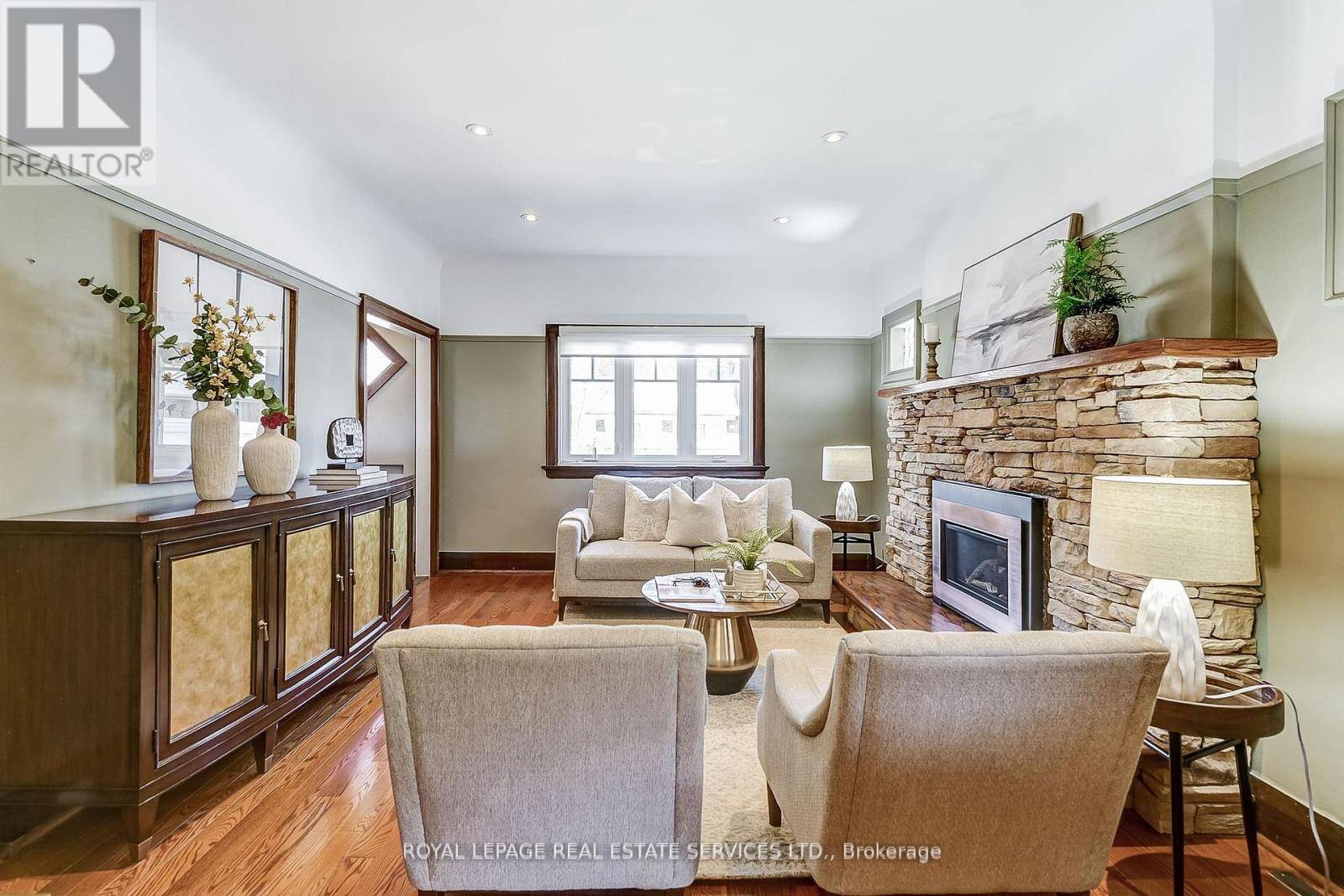 Toronto (runnymede-bloor West Village), ON M6S1V8,157 COLBECK STREET