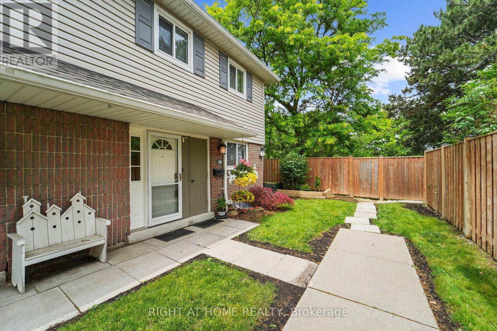 30 VILLAGE COURT, Brampton (brampton East), ON L6W1A6