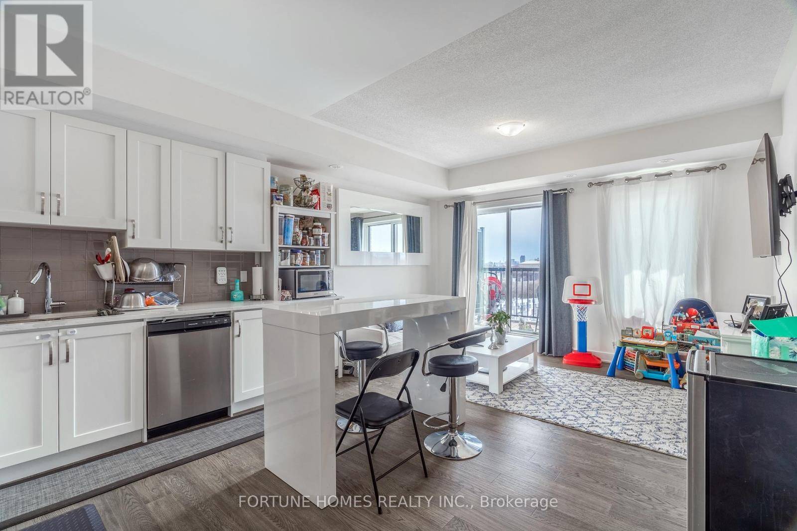 Toronto (downsview-roding-cfb), ON M3K0C3,39 John Perkins Bull DR #20