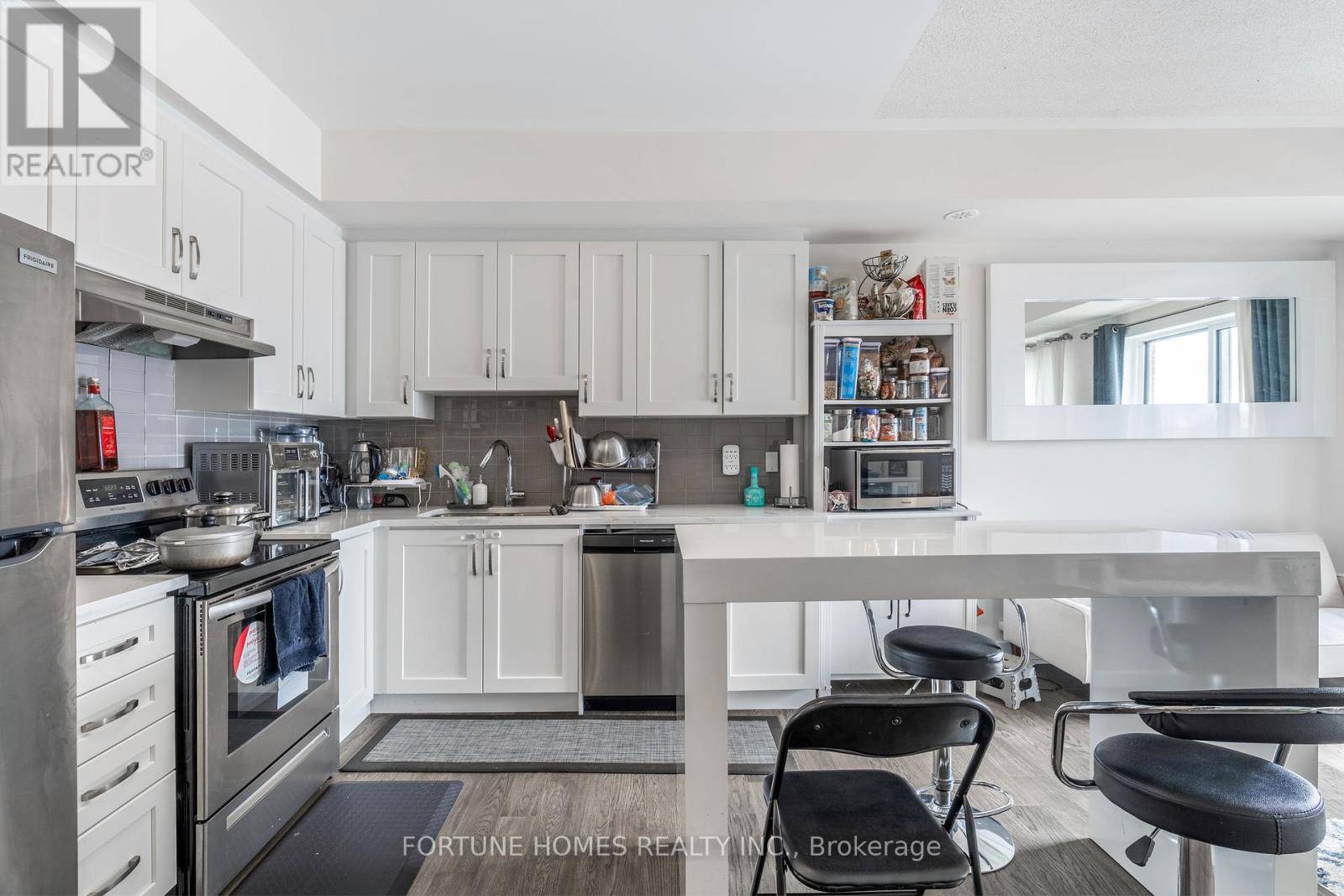 Toronto (downsview-roding-cfb), ON M3K0C3,39 John Perkins Bull DR #20