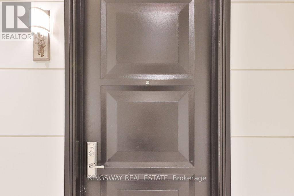 Oakville (oo Old Oakville), ON L6J1R1,300 Randall ST #203