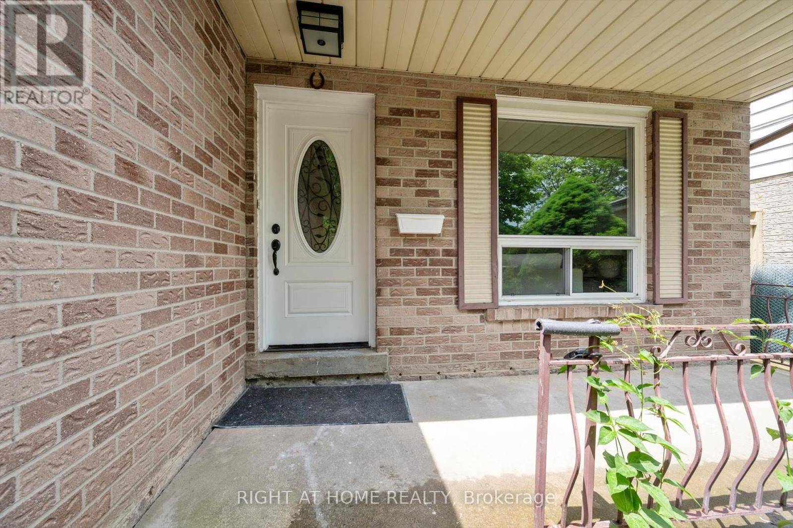 Toronto (west Humber-clairville), ON M9W6C3,44 AUTUMN GLEN CIRCLE