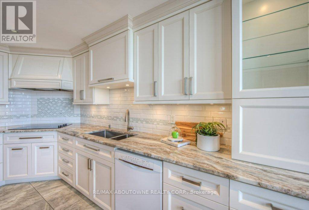 Oakville (br Bronte), ON L6L5V2,2180 Marine DR #PH2