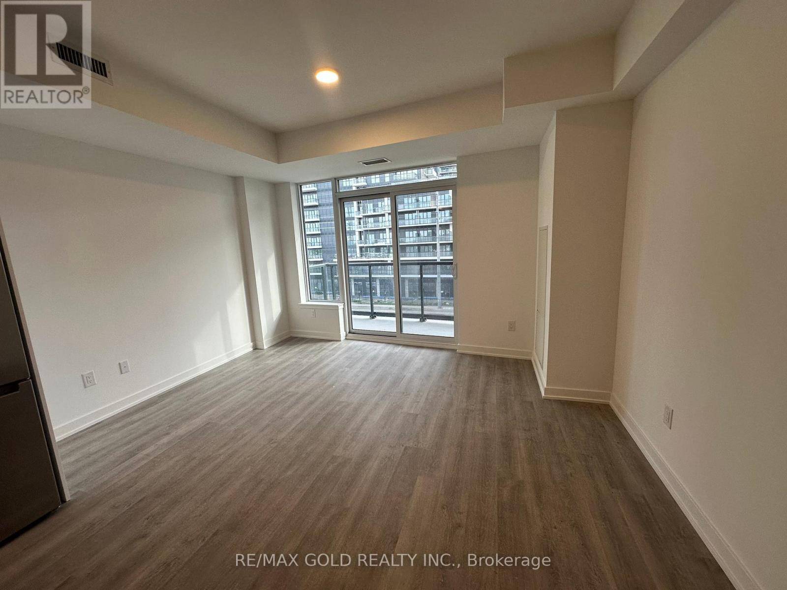 Mississauga (hurontario), ON L4Z0C9,5105 Hurontario ST #306