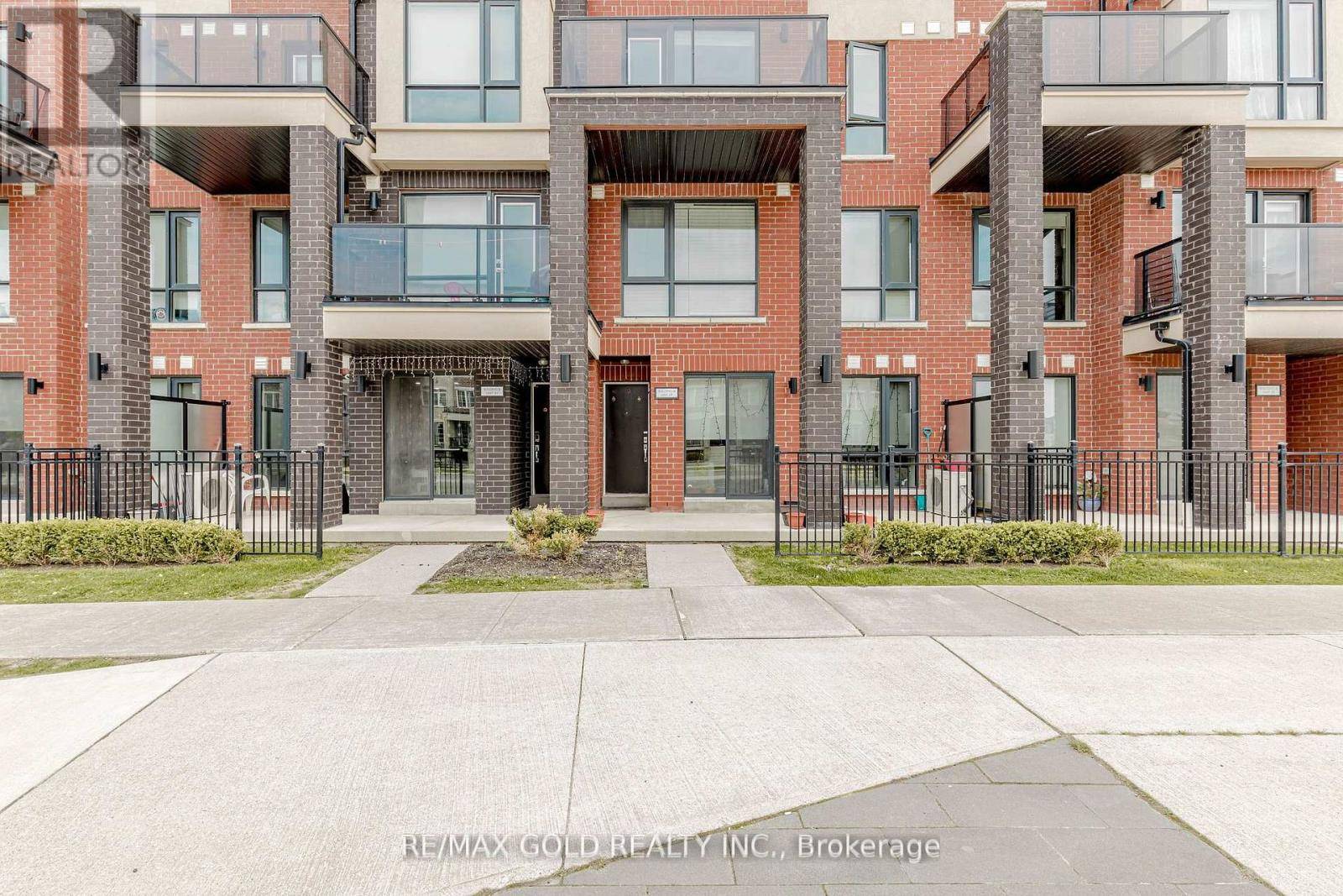 Brampton (northwest Brampton), ON L7A4S3,100 Dufay RD #29
